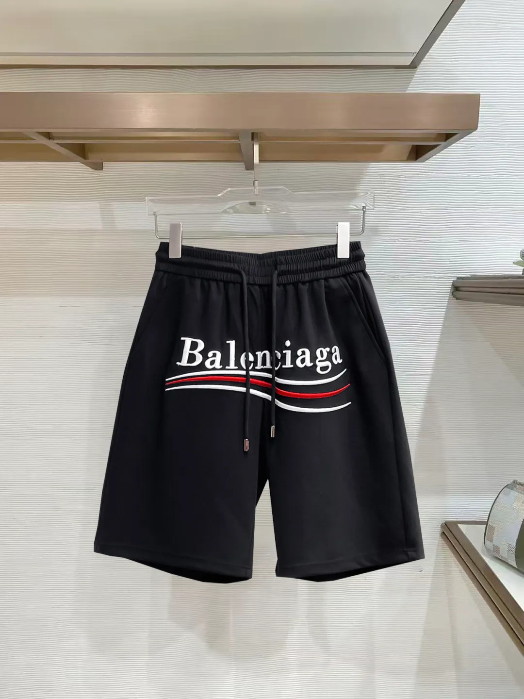Balenciaga's three-standard complete 2026 summer New Arrival men's casual shorts, advanced custom-made Breathable fabric, Breathable fabric, extremely stretchy and comfortable, impeccable details, top-grade accessories, original logo design concept, delicate and soft feel! The upper body fit is awesome! Size: M-XXXL Please state your height and weight when ordering